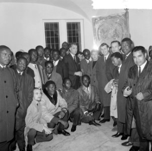 Stagiaires Africaines (groep) op stadhuis ontvangen in kader Euromarkt, Bestanddeelnr 917-0566