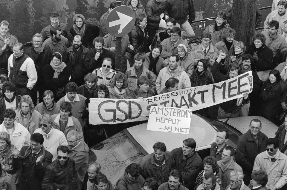 Stakende gemeenteambtenaren bij stadhuis Amsterdam GSD staak mee, Bestanddeelnr 933-9273