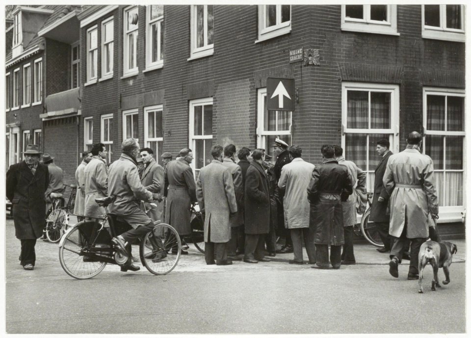 Stakende bouwvakkers bij het N.V.V. gebouw aan de Kruisweg 74. NL-HlmNHA 54008646
