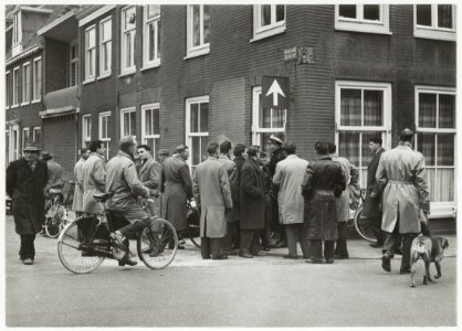 Stakende bouwvakkers bij het N.V.V. gebouw aan de Kruisweg 74. NL-HlmNHA 54008646