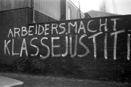 Stakers bij Verschure in Amsterdam krijgen geld van collegas van Hertel, op muur, Bestanddeelnr 925-3765