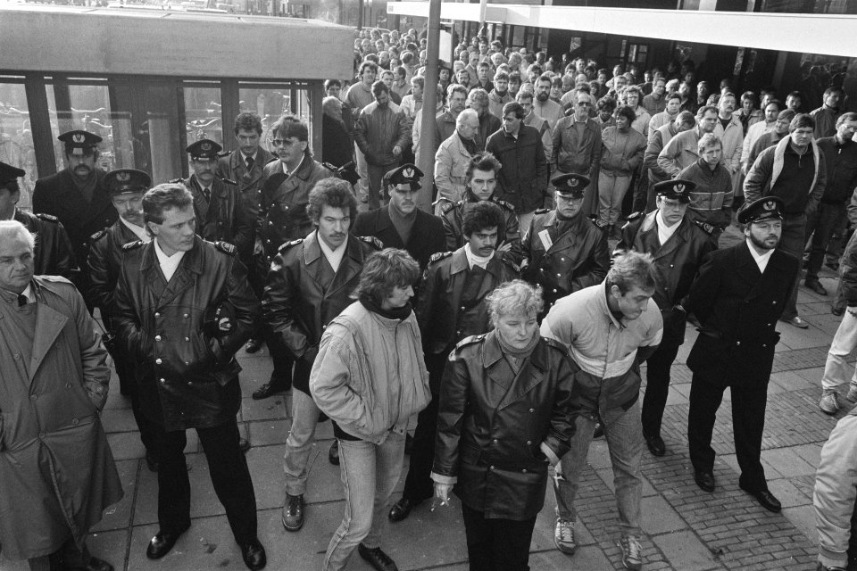 Stakende ambtenaren op Weesperplein in Amsterdam, Bestanddeelnr 933-8323