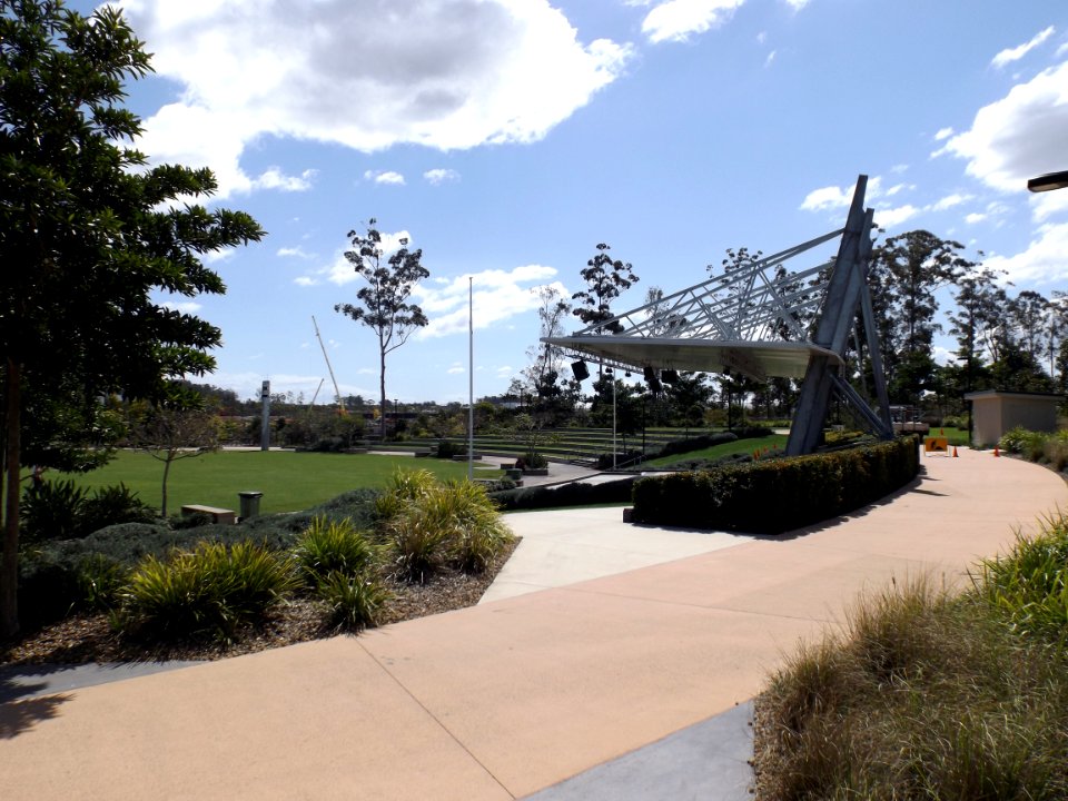 Stage and amphitheatre Robelle Domain Springfield Central