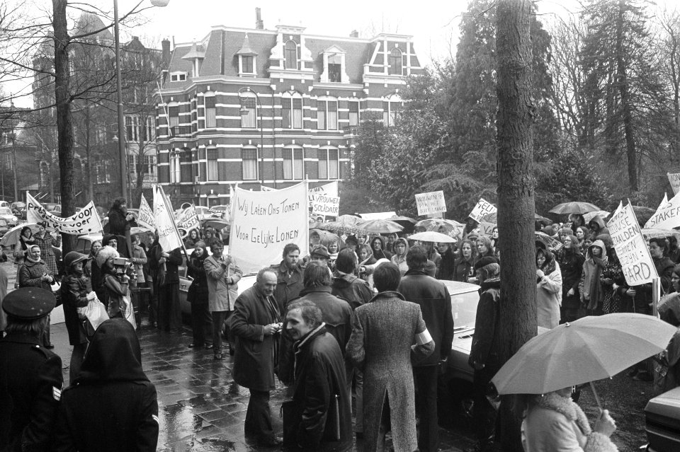 Stakende vrouwen uit Winschoten demonstreren in Amsterdam voor gelijke beloning , Bestanddeelnr 926-3151