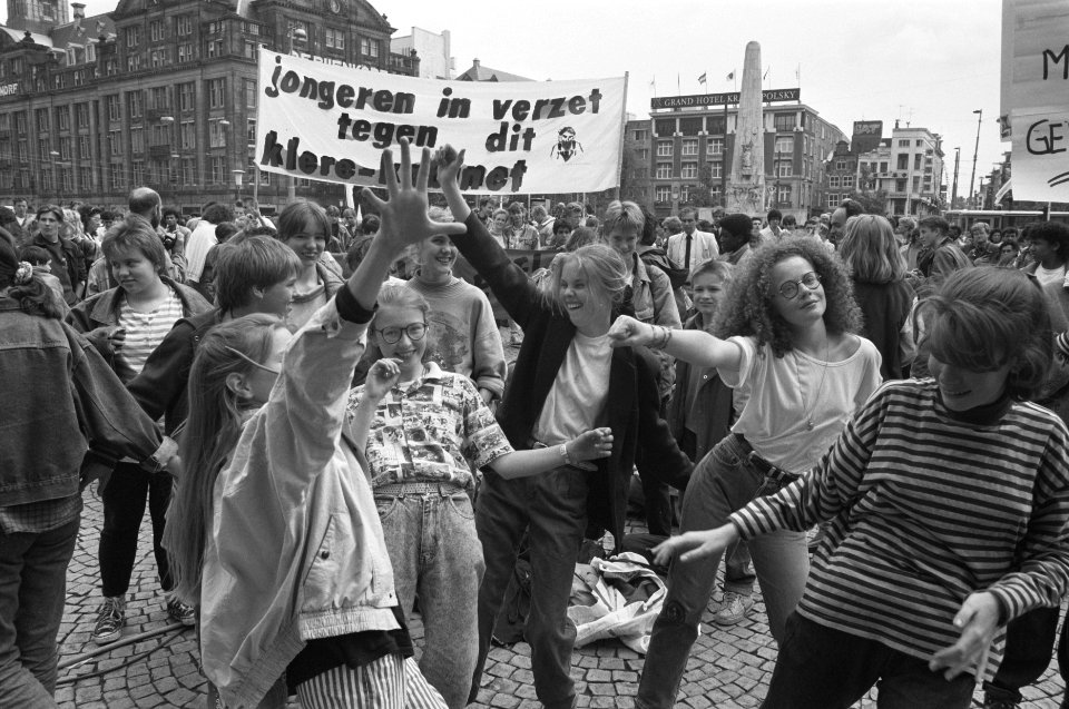 Stakende scholieren op de Dam uit protest tegen jongerenbeleid van de regering, Bestanddeelnr 934-2582