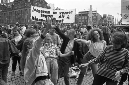 Stakende scholieren op de Dam uit protest tegen jongerenbeleid van de regering, Bestanddeelnr 934-2582