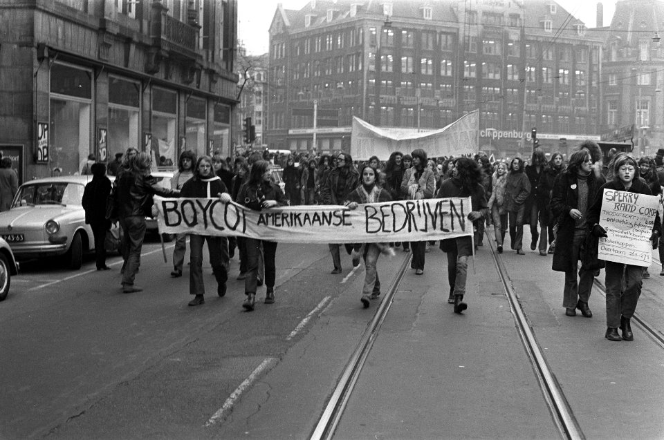 Stakende scholieren houden sit-down aktie uit protest tegen oorlog in Vietnam bi, Bestanddeelnr 926-1667