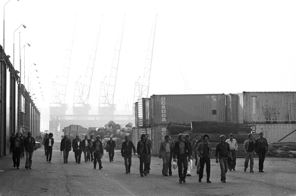 Stakende havenarbeiders op het terrein van het Amsterdams Havenbedrijf in de Coe, Bestanddeelnr 930-4171