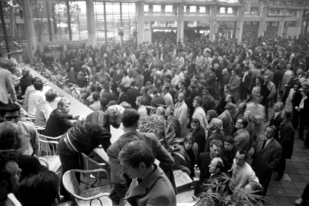 Stakende havenarbeiders houden protestbijeenkomst in Rivierahal, Rotterdam over, Bestanddeelnr 923-8280