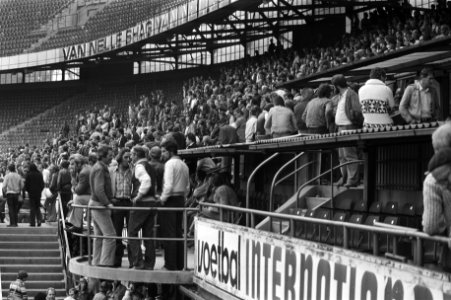 Stakende havenarbeiders bijeen in het Feijenoord stadion, Bestanddeelnr 930-4418