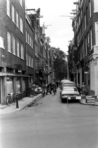 Stadsgezichten, fietsers, brommers, auto's, Bestanddeelnr 927-9423