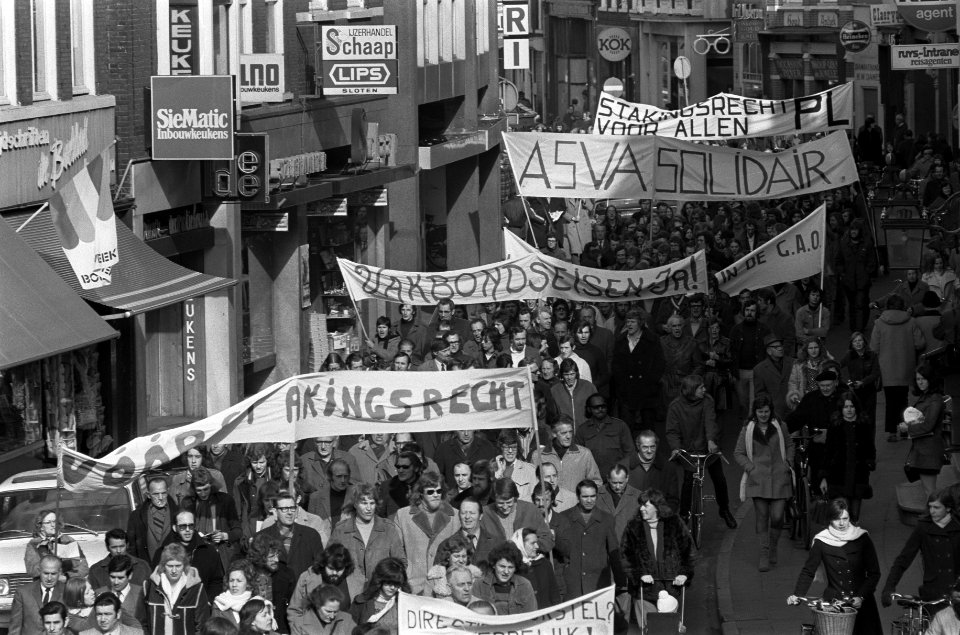 Stakers van Hoogovens demonstreren in Haarlem tijdens kort geding, Bestanddeelnr 926-2493