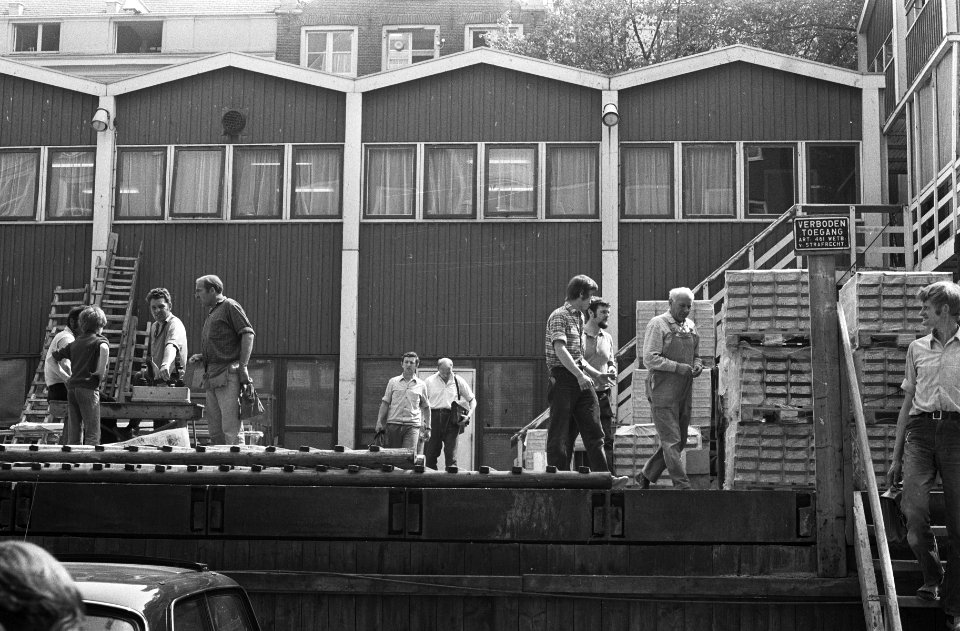 Stakende bouwvakkers in de Jodenbreestraat te Amsterdam, Bestanddeelnr 924-5456