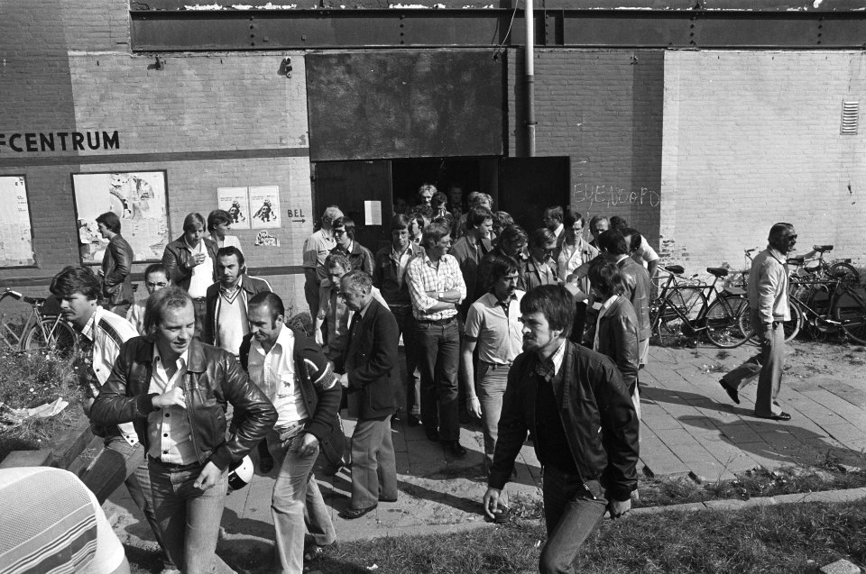 Stakend sleepbootpersoneel na afloop van de vergadering, Bestanddeelnr 930-4166