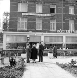 Stakende Belgische artsen in Hotel Oranje Nassau te Valkenburg, aankomst van art, Bestanddeelnr 916-2735