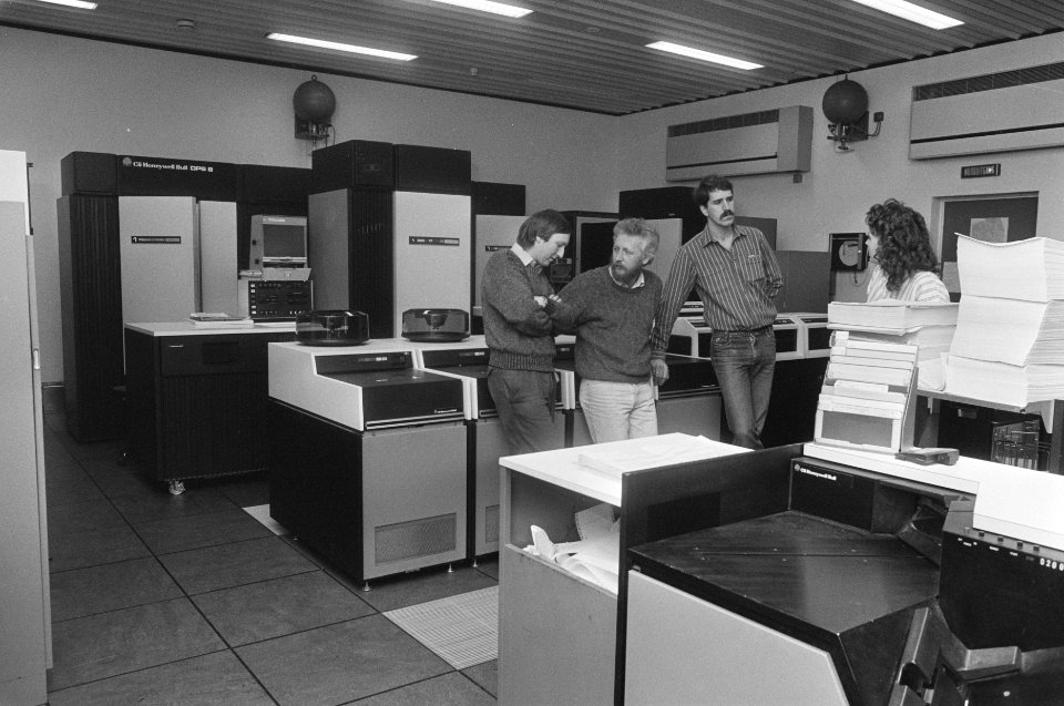 Stakend personeel computercentrum Ziekenfondsen ZW-Nederland eist 36-urige werkw, Bestanddeelnr 933-9034