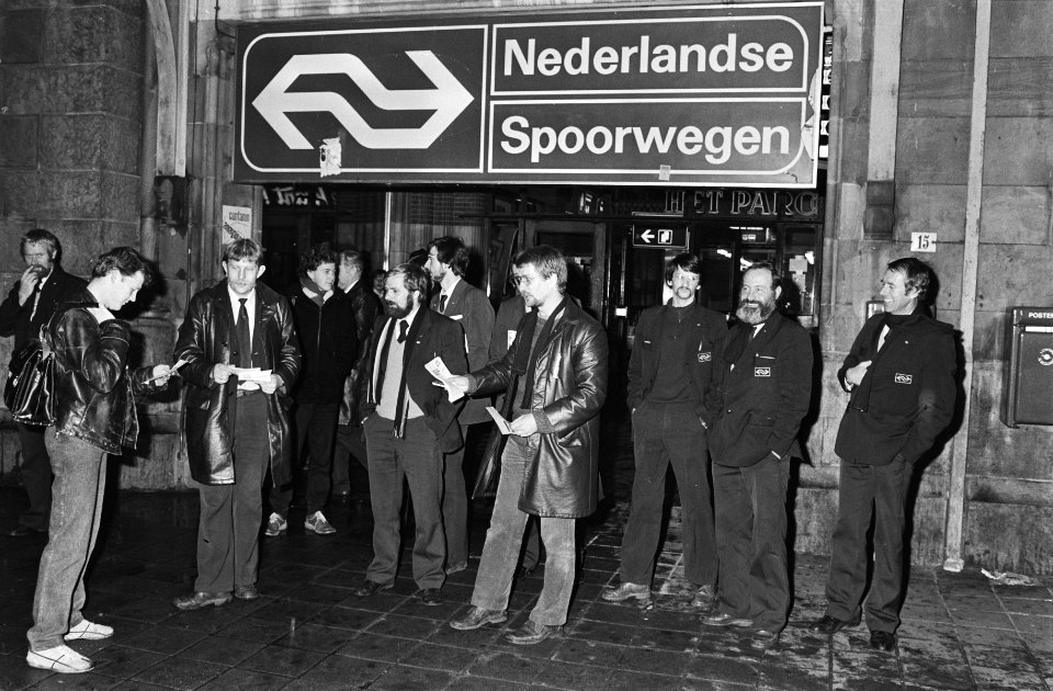 Stakend spoorwegpersoneel voor het Centraal Station in Amsterdam, Bestanddeelnr 932-4090