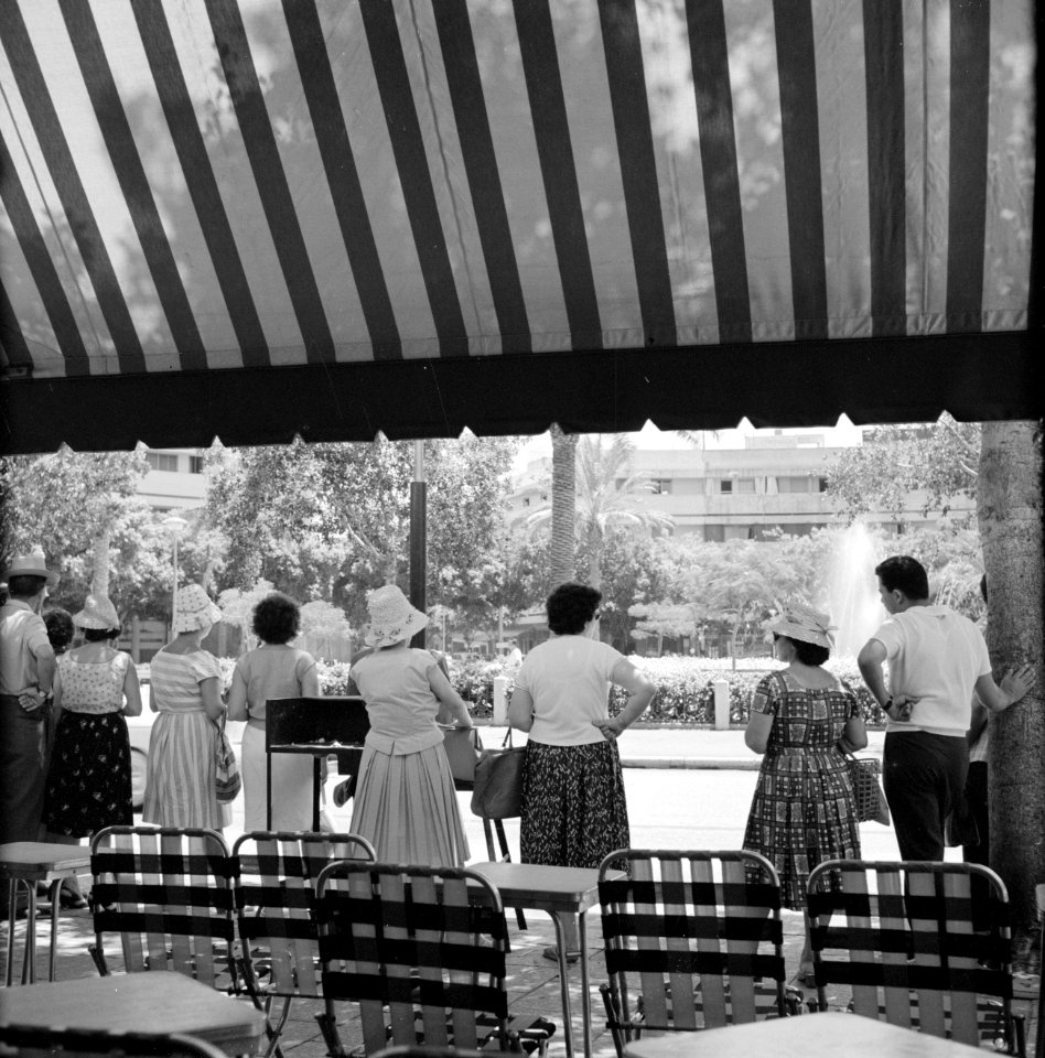 Stadspark met een rij mensen ervoor, gezien vanuit een terras, vermoedelijk Diez, Bestanddeelnr 255-1750