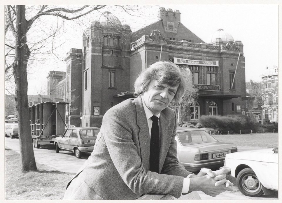 Stadsschouwburg directeur Jan Knopper voor de schouwburg aan het Wilsonsplein. NL-HlmNHA 54014412