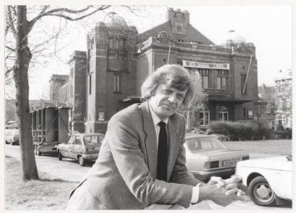 Stadsschouwburg directeur Jan Knopper voor de schouwburg aan het Wilsonsplein. NL-HlmNHA 54014412