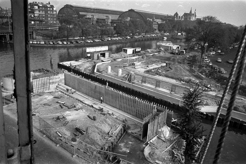 Stadsvernieuwing Amsterdam, brug tussen Singel en Prins Hendrikkade in aanbouw, Bestanddeelnr 924-9877