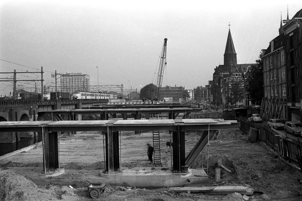 Stadsvernieuwing Amsterdam, brug over Prinsengracht bij Havengebouw in aanbouw, Bestanddeelnr 924-9875