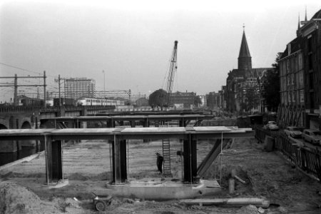 Stadsvernieuwing Amsterdam, brug over Prinsengracht bij Havengebouw in aanbouw, Bestanddeelnr 924-9875