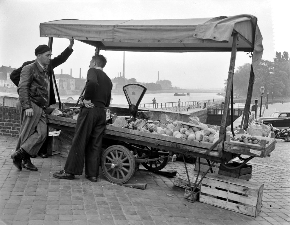 Stadsgezichten Maastricht. Groentekar op de St. Servaasbrug, Bestanddeelnr 907-1977