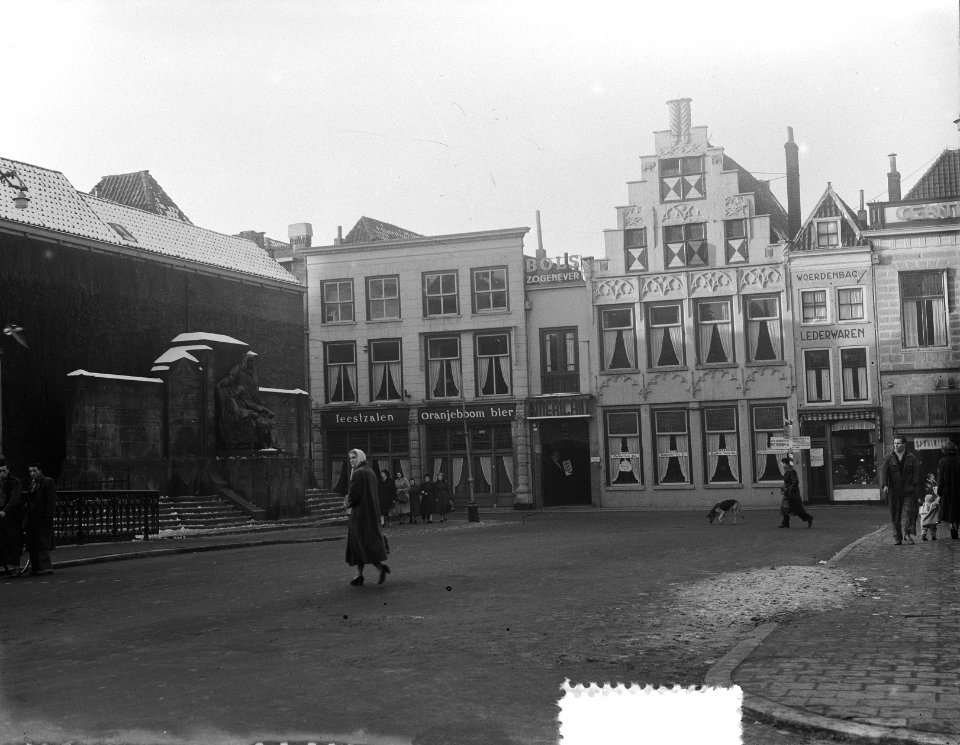 Stadsgezichten in Dordrecht. Oude gevel met standbeeld va Johan Cornelis de Witt, Bestanddeelnr 905-4822