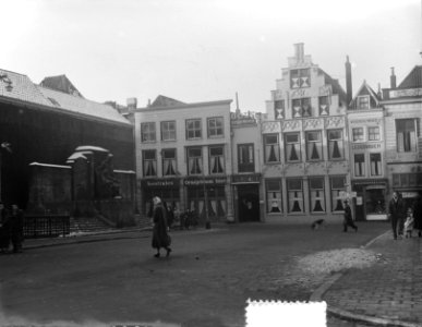 Stadsgezichten in Dordrecht. Oude gevel met standbeeld va Johan Cornelis de Witt, Bestanddeelnr 905-4822
