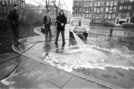 Stadsreiniging Amsterdam experimenteert met vloeistof tegen hondenpoep het besp, Bestanddeelnr 932-9251