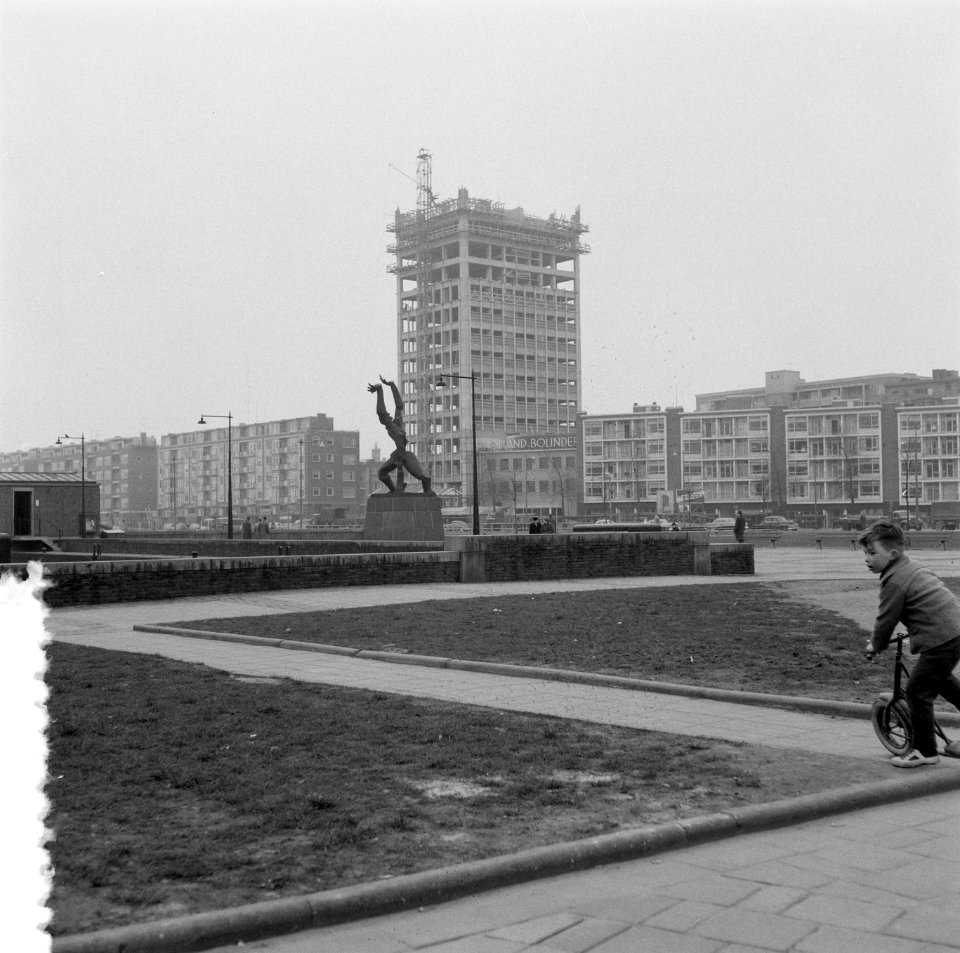 Stadsgezichten Rotterdam. Torenflat en beeld Zadkine, Bestanddeelnr 908-5614