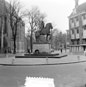 Stadsgezichten Utrecht. Standbeeld van Willibrord aan de Lange Jansstraat - Kort, Bestanddeelnr 906-2548