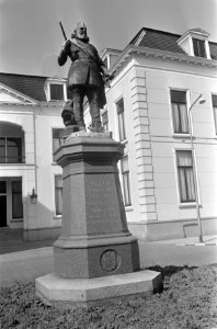 Stadsgezichten Leeuwarden. Standbeeld van de Friese stadhouder Willem Lodewijk v, Bestanddeelnr 922-2757