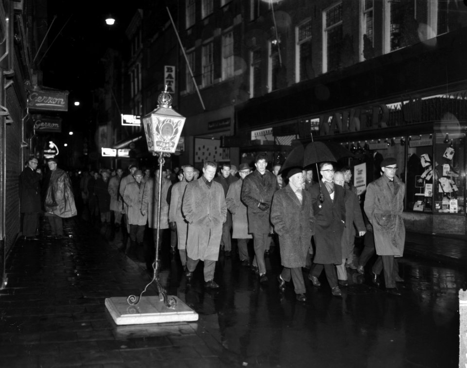 Stille omgang, de stoet trekt door de Kalverstraat langs de Lantaarn, Bestanddeelnr 914-9099