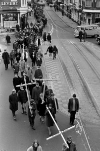 Stille tocht door de hoofdstad, de stoet in de Utrechtse straat, Bestanddeelnr 920-1840