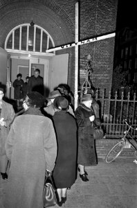 Stille tocht door de hoofdstad, een van de demonstranten met kruis bij de kerk, Bestanddeelnr 920-1841