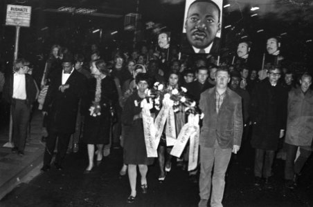 Stille tocht op weg naar Nationaal Monument op de Dam, Bestanddeelnr 921-2413