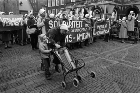 Stille tocht dwaze moeders in Den Haag met Argentijnse dwaze moeders Argenti, Bestanddeelnr 933-1497