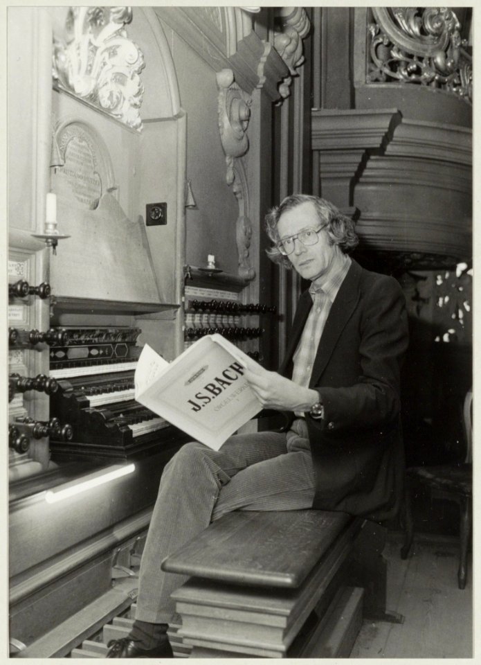 Stadsorganist Piet Kee achter het orgel in de Grote of St. Bavokerk. NL-HlmNHA 54011543