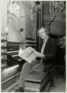 Stadsorganist Piet Kee achter het orgel in de Grote of St. Bavokerk. NL-HlmNHA 54011543