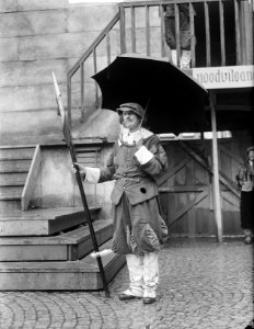 Stadswacht van Damstad met paraplu, Bestanddeelnr 904-0412