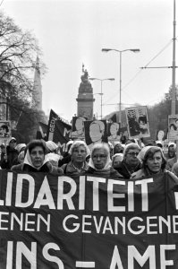 Stille tocht dwaze moeders in Den Haag met Argentijnse dwaze moeders Martha , Bestanddeelnr 933-1495