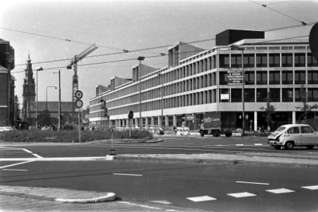 Stadsvernieuwing Amsterdam, Jodenbreestraat met links Zuiderkerk en rechts texti, Bestanddeelnr 924-9511