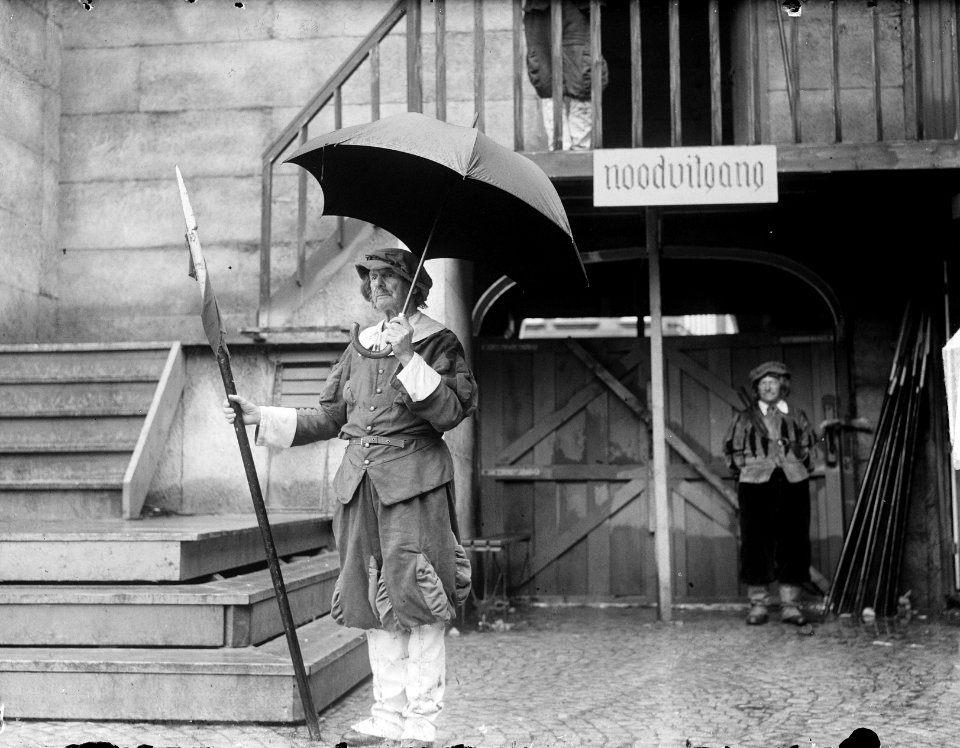 Stadswacht van Damstad met paraplu, Bestanddeelnr 904-0411