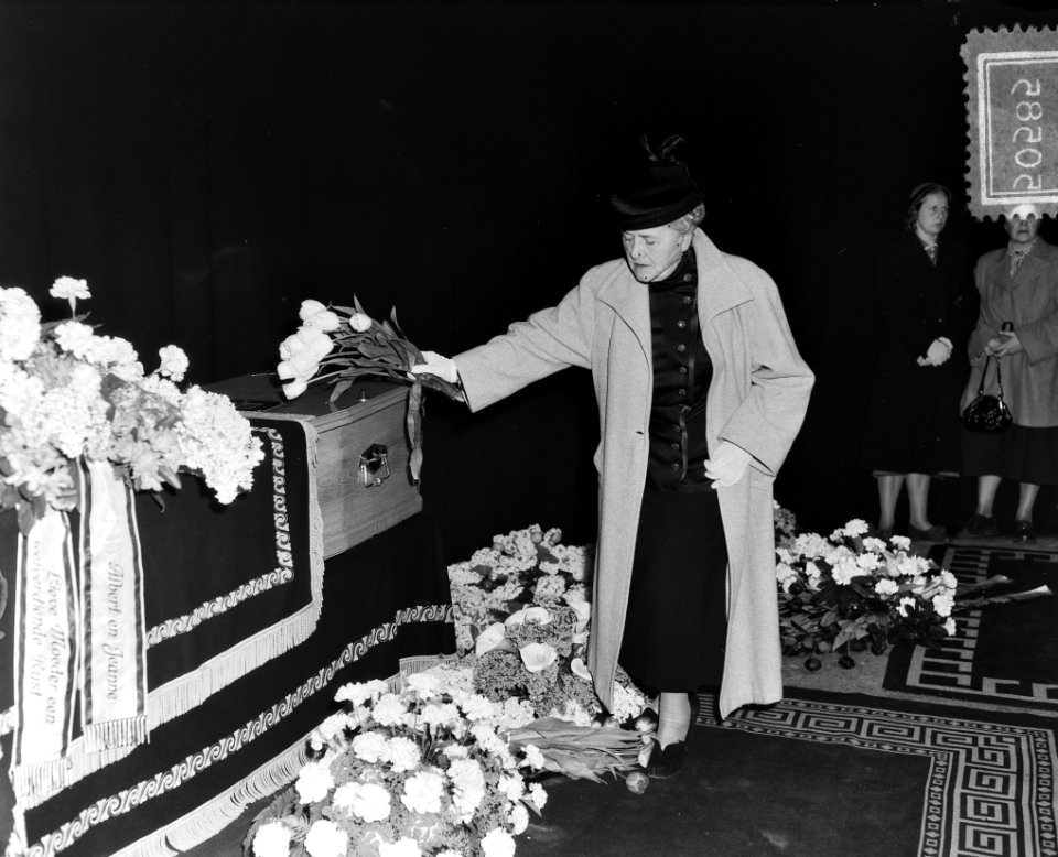 Stadsschouwburg Amsterdam. Uitvaart actrice Julia Cuypers (1872-1952). Rika Hopp, Bestanddeelnr 905-0585
