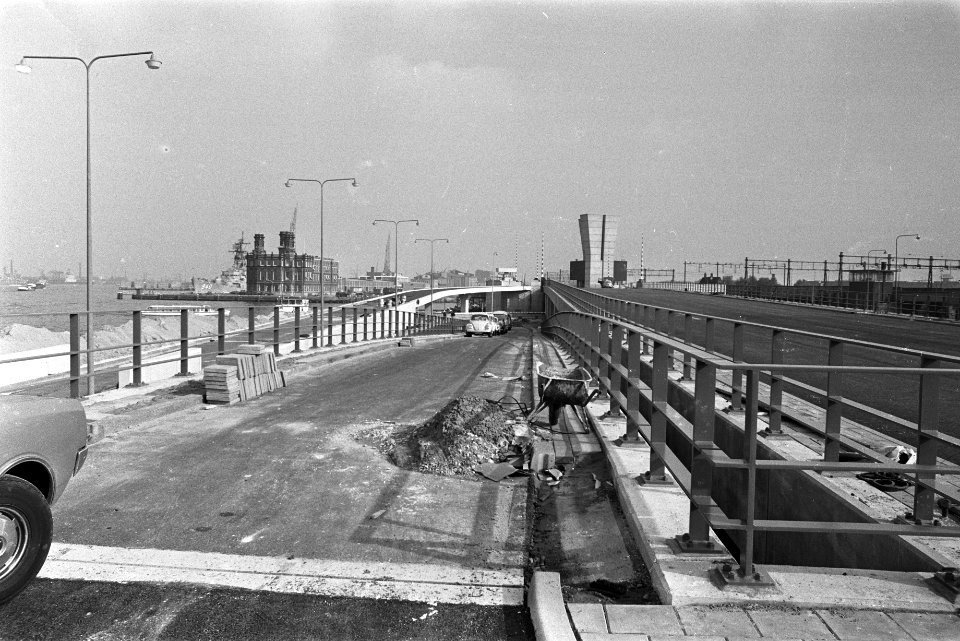 Stadsvernieuwing Amsterdam, nieuw stuk weg bij Ruyterkade, Bestanddeelnr 924-9876