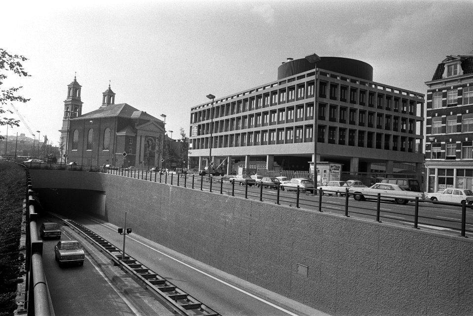 Stadsvernieuwing Amsterdam, links Mozes en Aaronkerk en rechts textielgrossiersc, Bestanddeelnr 924-9512