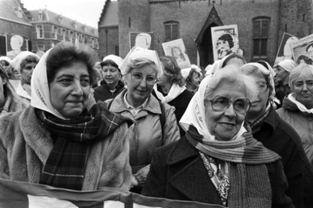 Stille tocht dwaze moeders in Den Haag met Argentijnse dwaze moeders Argenti, Bestanddeelnr 933-1496
