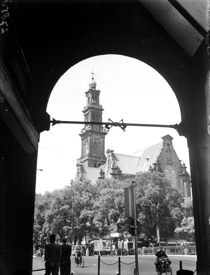 Stadsgezichten Amsterdam. Doorkijkje op Westertoren, Bestanddeelnr 902-7858